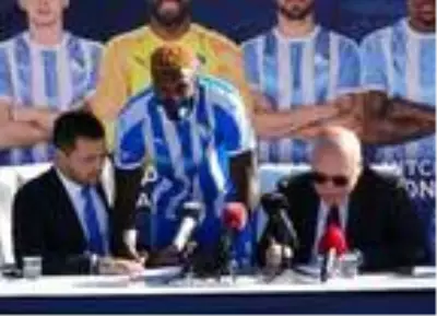BB Erzurumspor'da 9 yeni transfer için toplu imza töreni düzenlendi BB Erzurumspor'da 9 yeni transfer için toplu imza töreni düzenlendi
