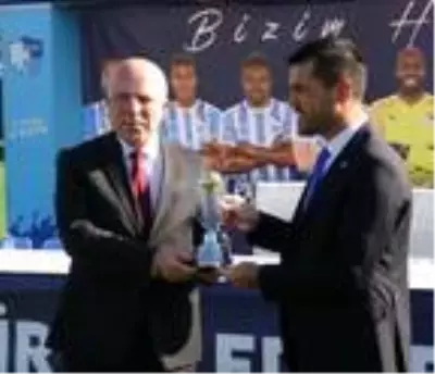BB Erzurumspor'da 9 yeni transfer için toplu imza töreni düzenlendi BB Erzurumspor'da 9 yeni transfer için toplu imza töreni düzenlendi