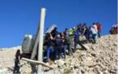 Son dakika haberi: Beton direğe çarpan otomobildeki kadın öldü, oğlu ve eşi yaralandı Son dakika haberi: Beton direğe çarpan otomobildeki kadın öldü, oğlu ve eşi yaralandı