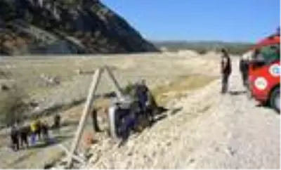 Son dakika haberi: Beton direğe çarpan otomobildeki kadın öldü, oğlu ve eşi yaralandı Son dakika haberi: Beton direğe çarpan otomobildeki kadın öldü, oğlu ve eşi yaralandı