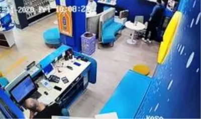 Çaldığı 5 bin liralık kulaklık pahalıya patladı Çaldığı 5 bin liralık kulaklık pahalıya patladı