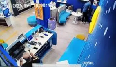 Çaldığı 5 bin liralık kulaklık pahalıya patladı Çaldığı 5 bin liralık kulaklık pahalıya patladı