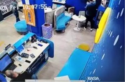 Çaldığı 5 bin liralık kulaklık pahalıya patladı Çaldığı 5 bin liralık kulaklık pahalıya patladı