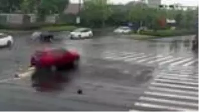 Kaza yapan yaşlı adamın imdadına çevredekiler koştu! Aracı kaldırarak kurtardılar Kaza yapan yaşlı adamın imdadına çevredekiler koştu! Aracı kaldırarak kurtardılar
