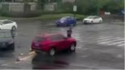 Kaza yapan yaşlı adamın imdadına çevredekiler koştu! Aracı kaldırarak kurtardılar Kaza yapan yaşlı adamın imdadına çevredekiler koştu! Aracı kaldırarak kurtardılar