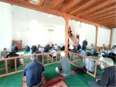 Cuma namazını tarihi camide kıldılar Cuma namazını tarihi camide kıldılar