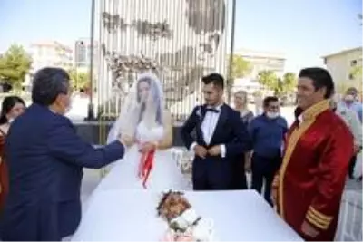 Döşemealtı Kent Meydanı'nda ilk nikah Döşemealtı Kent Meydanı'nda ilk nikah