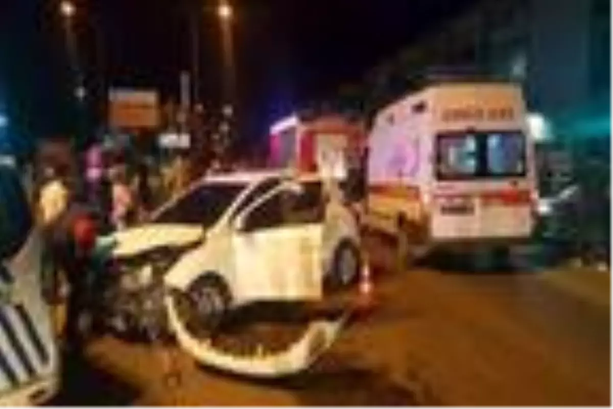 Elazığ'da hafif ticari araç, otomobile çarptı: 2 yaralı