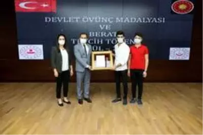 Elazığ'da şehit yakınları ve gazilere 'Devlet Övünç Madalyası' verildi Elazığ'da şehit yakınları ve gazilere 'Devlet Övünç Madalyası' verildi