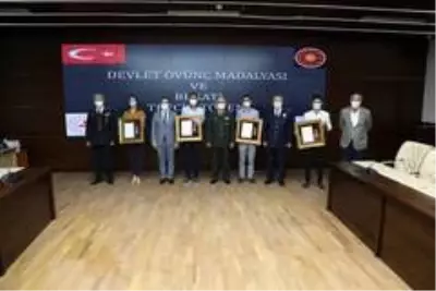 Elazığ'da şehit yakınları ve gazilere 'Devlet Övünç Madalyası' verildi Elazığ'da şehit yakınları ve gazilere 'Devlet Övünç Madalyası' verildi