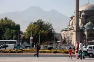 Erciyes'te karlar eriyince akıllara 'Karlar eriyince borcunu öderim' deyimi geldi