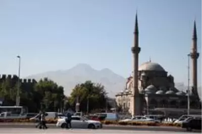 Erciyes'te karlar eriyince akıllara 'Karlar eriyince borcunu öderim' deyimi geldi