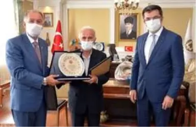 Erzurum'da yılın ahisi, kalfası ve çırağına plaket Erzurum'da yılın ahisi, kalfası ve çırağına plaket