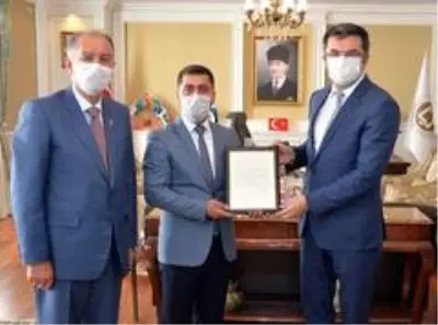 Erzurum'da yılın ahisi, kalfası ve çırağına plaket Erzurum'da yılın ahisi, kalfası ve çırağına plaket