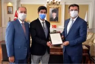 Erzurum'da yılın ahisi, kalfası ve çırağına plaket Erzurum'da yılın ahisi, kalfası ve çırağına plaket