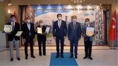 Erzurum'da yılın ahisi, kalfası ve çırağına plaket Erzurum'da yılın ahisi, kalfası ve çırağına plaket