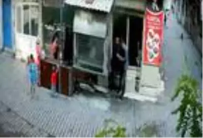Eşini yaraladıktan sonra akrabasını da çocukların önünde bıçaklayan maganda, kameralara yansıdı Eşini yaraladıktan sonra akrabasını da çocukların önünde bıçaklayan maganda, kameralara yansıdı