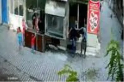Eşini yaraladıktan sonra akrabasını da çocukların önünde bıçaklayan maganda, kameralara yansıdı Eşini yaraladıktan sonra akrabasını da çocukların önünde bıçaklayan maganda, kameralara yansıdı