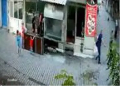 Eşini yaraladıktan sonra akrabasını da çocukların önünde bıçaklayan maganda, kameralara yansıdı Eşini yaraladıktan sonra akrabasını da çocukların önünde bıçaklayan maganda, kameralara yansıdı