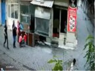Eşini yaraladıktan sonra akrabasını da çocukların önünde bıçaklayan maganda, kameralara yansıdı Eşini yaraladıktan sonra akrabasını da çocukların önünde bıçaklayan maganda, kameralara yansıdı