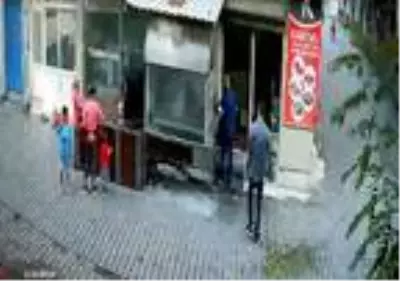 Eşini yaraladıktan sonra akrabasını da çocukların önünde bıçaklayan maganda, kameralara yansıdı Eşini yaraladıktan sonra akrabasını da çocukların önünde bıçaklayan maganda, kameralara yansıdı
