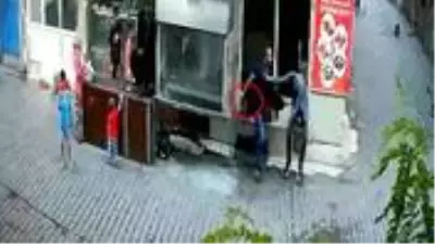 Eşini yaraladıktan sonra akrabasını da çocukların önünde bıçaklayan maganda, kameralara yansıdı Eşini yaraladıktan sonra akrabasını da çocukların önünde bıçaklayan maganda, kameralara yansıdı