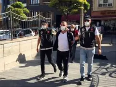 Son dakika haber... Uyuşturucu operasyonunda yakalanan şahıstan gazeteciye tepki: 'Çakallık yapma' Son dakika haber... Uyuşturucu operasyonunda yakalanan şahıstan gazeteciye tepki: 'Çakallık yapma'