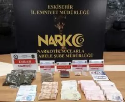 Son dakika haber... Uyuşturucu operasyonunda yakalanan şahıstan gazeteciye tepki: 'Çakallık yapma' Son dakika haber... Uyuşturucu operasyonunda yakalanan şahıstan gazeteciye tepki: 'Çakallık yapma'