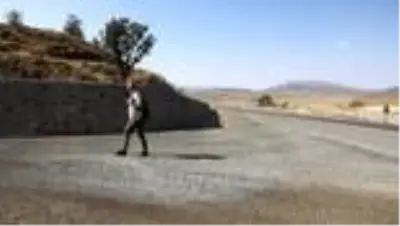 Fedakar öğretmen öğrencileri için poşetten ödev çantası hazırladı Fedakar öğretmen öğrencileri için poşetten ödev çantası hazırladı