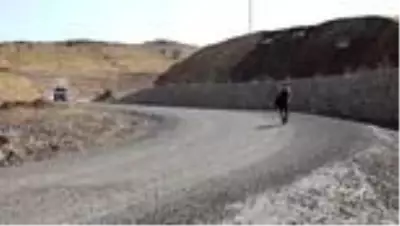 Fedakar öğretmen öğrencileri için poşetten ödev çantası hazırladı Fedakar öğretmen öğrencileri için poşetten ödev çantası hazırladı