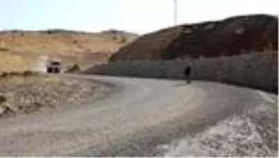 Fedakar öğretmen öğrencileri için poşetten ödev çantası hazırladı Fedakar öğretmen öğrencileri için poşetten ödev çantası hazırladı