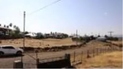 Fedakar öğretmen öğrencileri için poşetten ödev çantası hazırladı Fedakar öğretmen öğrencileri için poşetten ödev çantası hazırladı