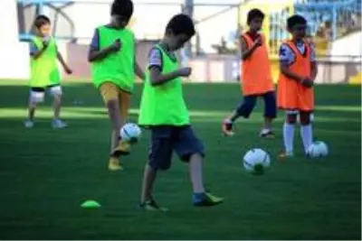 Genç yetenekler 'Futbolda Özkaynak Projesi' ile keşfediliyor Genç yetenekler 'Futbolda Özkaynak Projesi' ile keşfediliyor