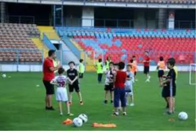 Genç yetenekler 'Futbolda Özkaynak Projesi' ile keşfediliyor Genç yetenekler 'Futbolda Özkaynak Projesi' ile keşfediliyor