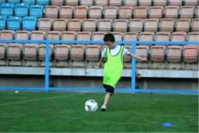 Genç yetenekler 'Futbolda Özkaynak Projesi' ile keşfediliyor Genç yetenekler 'Futbolda Özkaynak Projesi' ile keşfediliyor
