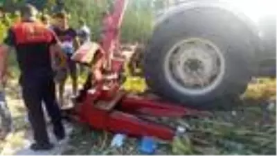 Hasat yapan çiftçi kolonu silaj makinesine kaptırdı Hasat yapan çiftçi kolonu silaj makinesine kaptırdı