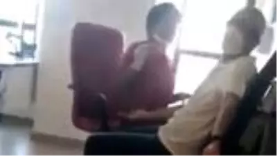 Hastanede maskesiz ve eldivensiz koronavirüs testi yapan personele soruşturma Hastanede maskesiz ve eldivensiz koronavirüs testi yapan personele soruşturma