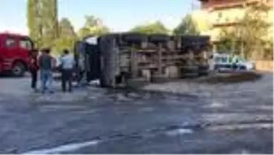 Hemzemin geçitte trenin çarptığı tırın sürücüsü yaralandı Hemzemin geçitte trenin çarptığı tırın sürücüsü yaralandı