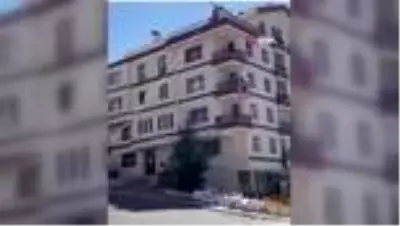 İnşaat işçilerinden ilginç kum taşıma yöntemi İnşaat işçilerinden ilginç kum taşıma yöntemi