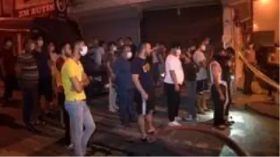 İş yeri yangınını film gibi seyreden vatandaşlar sosyal mesafeyi hiçe saydı İş yeri yangınını film gibi seyreden vatandaşlar sosyal mesafeyi hiçe saydı