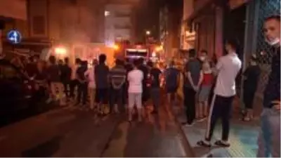 İş yeri yangınını film gibi seyreden vatandaşlar sosyal mesafeyi hiçe saydı İş yeri yangınını film gibi seyreden vatandaşlar sosyal mesafeyi hiçe saydı
