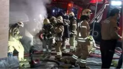 İş yeri yangınını film gibi seyreden vatandaşlar sosyal mesafeyi hiçe saydı İş yeri yangınını film gibi seyreden vatandaşlar sosyal mesafeyi hiçe saydı