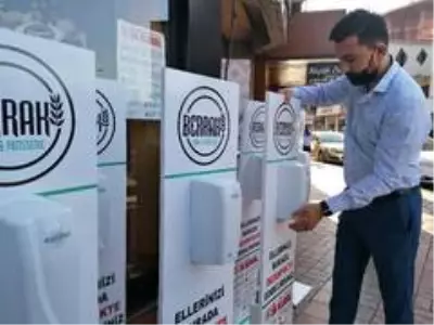 İşadamı, 50 okula sensörlü dezenfektan hibe etti İşadamı, 50 okula sensörlü dezenfektan hibe etti