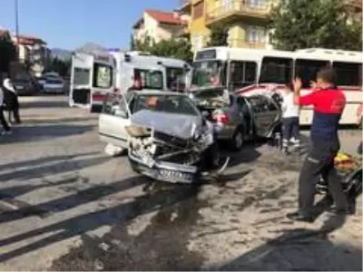 1'i otobüs, 3 aracın birbirine girdiği kaza kamerada 1'i otobüs, 3 aracın birbirine girdiği kaza kamerada
