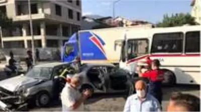1'i otobüs, 3 aracın birbirine girdiği kaza kamerada 1'i otobüs, 3 aracın birbirine girdiği kaza kamerada