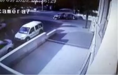 1'i otobüs, 3 aracın birbirine girdiği kaza kamerada 1'i otobüs, 3 aracın birbirine girdiği kaza kamerada