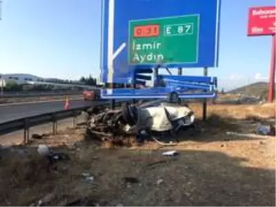 İzmir'de feci kaza: 1 ölü, 1 yaralı İzmir'de feci kaza: 1 ölü, 1 yaralı