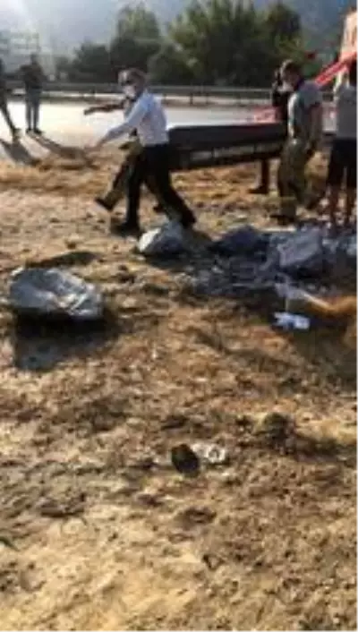 İzmir'de feci kaza: 1 ölü, 1 yaralı İzmir'de feci kaza: 1 ölü, 1 yaralı