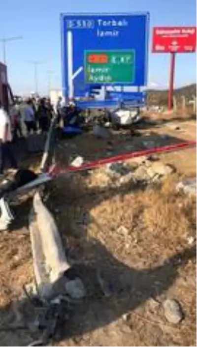 İzmir'de feci kaza: 1 ölü, 1 yaralı İzmir'de feci kaza: 1 ölü, 1 yaralı
