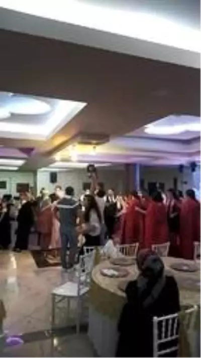 Kaçak kına gecesi baskınla sona erdi! 12 kişiye 42 bin TL ceza kesildi Kaçak kına gecesi baskınla sona erdi! 12 kişiye 42 bin TL ceza kesildi